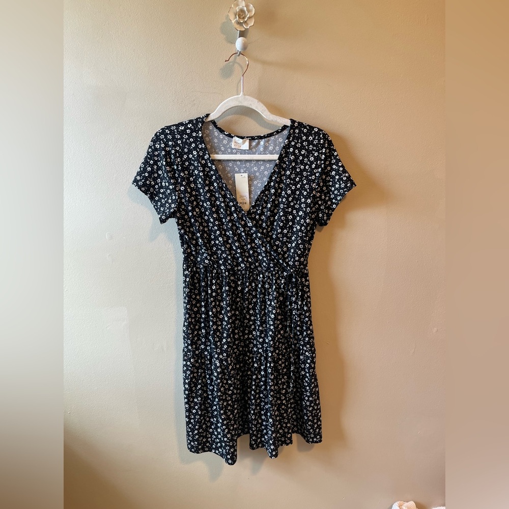 NWT Dee Elly (from Francesca's) Black floral short sleeve v neck dress Small